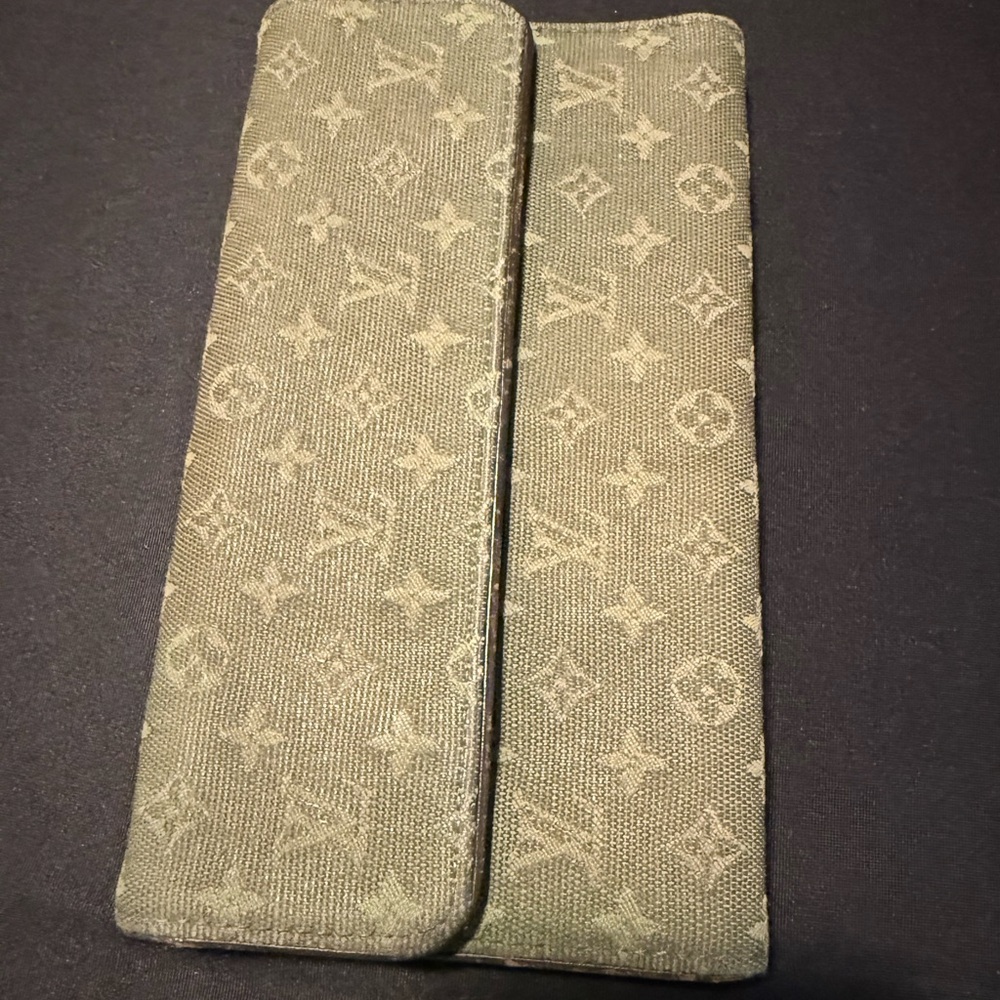 Louis Vuitton Green Monogram Canvas Mini Lin
Type International Wallet Y2K